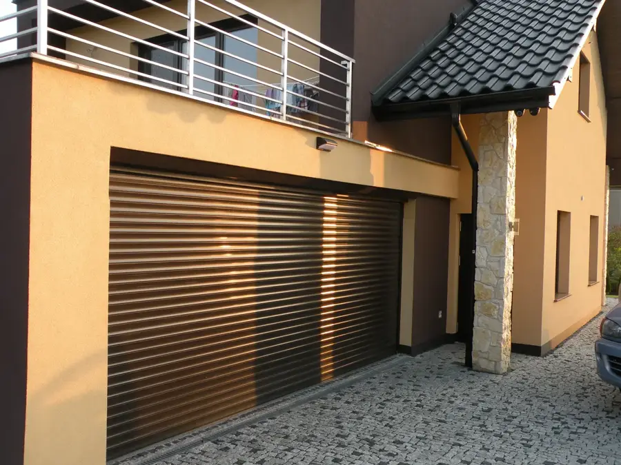 Bramy rolowane — realizacja u klienta w Wieliczce: Brama rolowana · dom