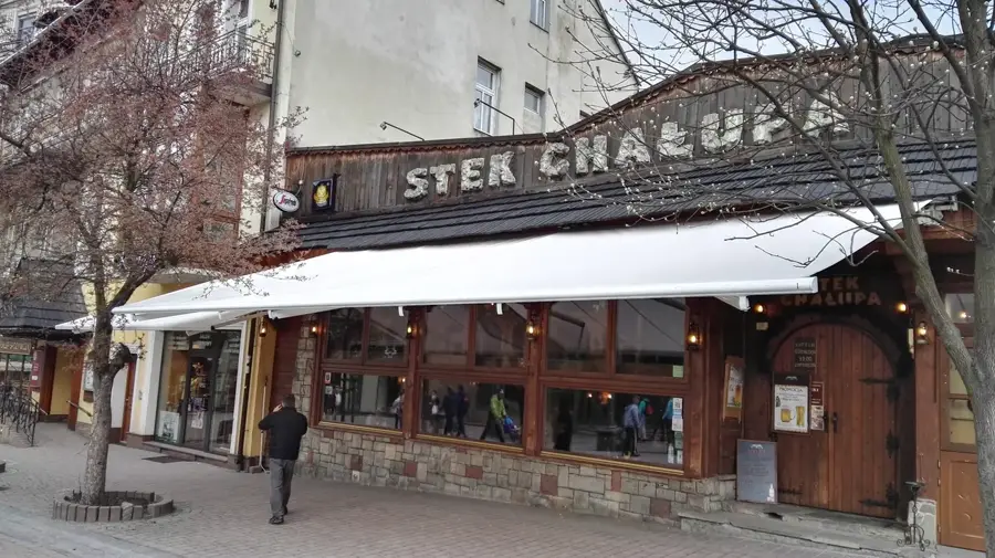 Markizy — realizacja u klienta w Krakowie: Markiza koszowa nad restauracją