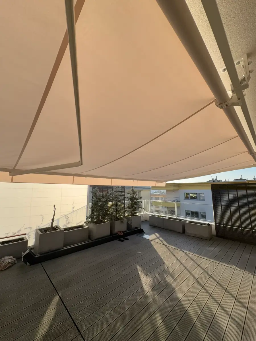 Markizy — realizacja u klienta w Krakowie: Markiza tarasowa · apartamentowiec