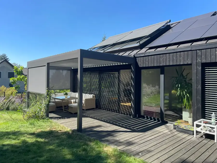 Pergole i werandy — realizacja u klienta w Wieliczce: Pergola aluminiowa z dachem lamelowym