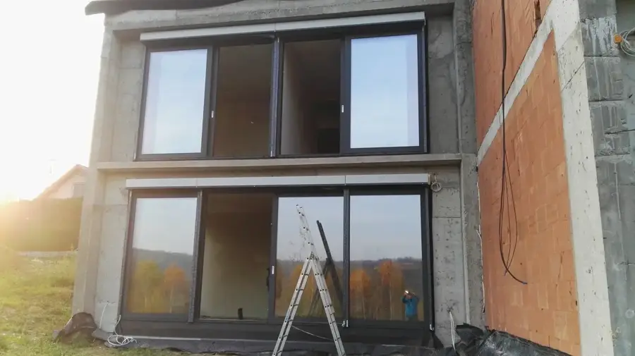 Rolety zewnętrzne — realizacja u klienta w Wieliczce: Montaż rolet na elewacji