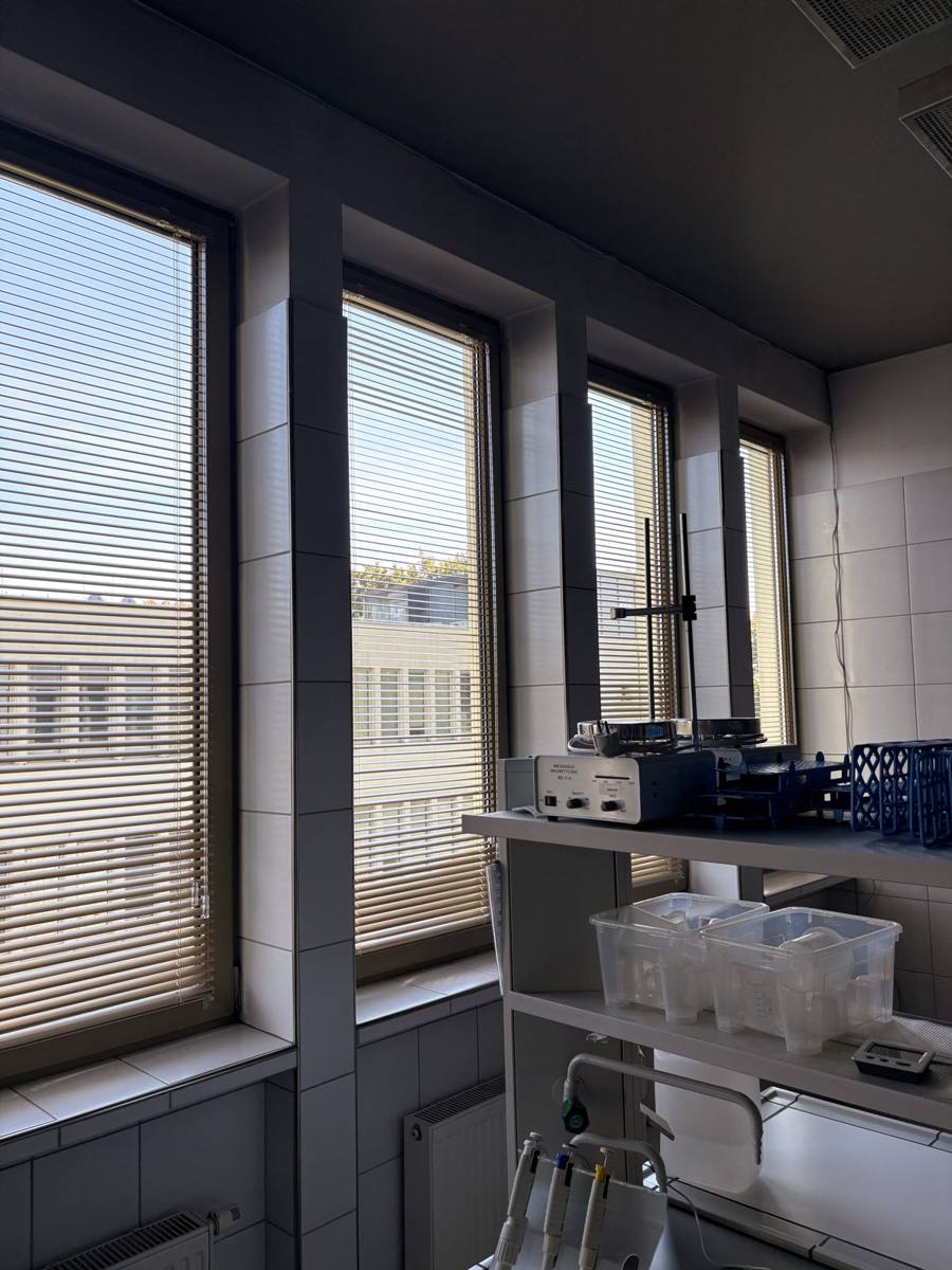 Żaluzje — realizacja u klienta w Krakowie: Żaluzje aluminiowe 25 mm · laboratorium uczelni